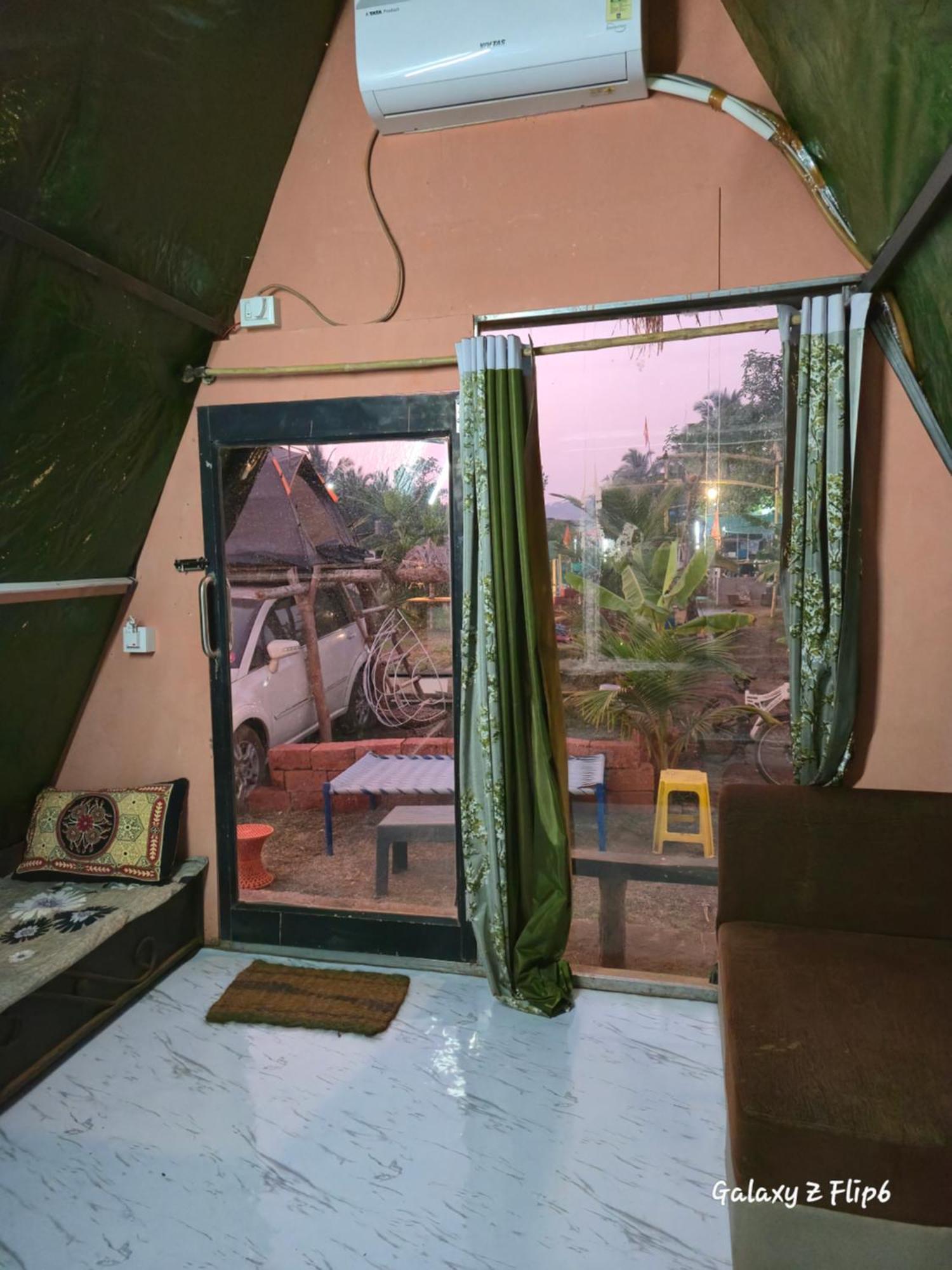 Sea Touch Beach Resort Harihareshwar Oda fotoğraf